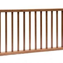 1064222 Hardhouten spijlenhek, 180 x 80 cm. Frame 4,5 x 7 cm, spijlen 2 x 3 cm.